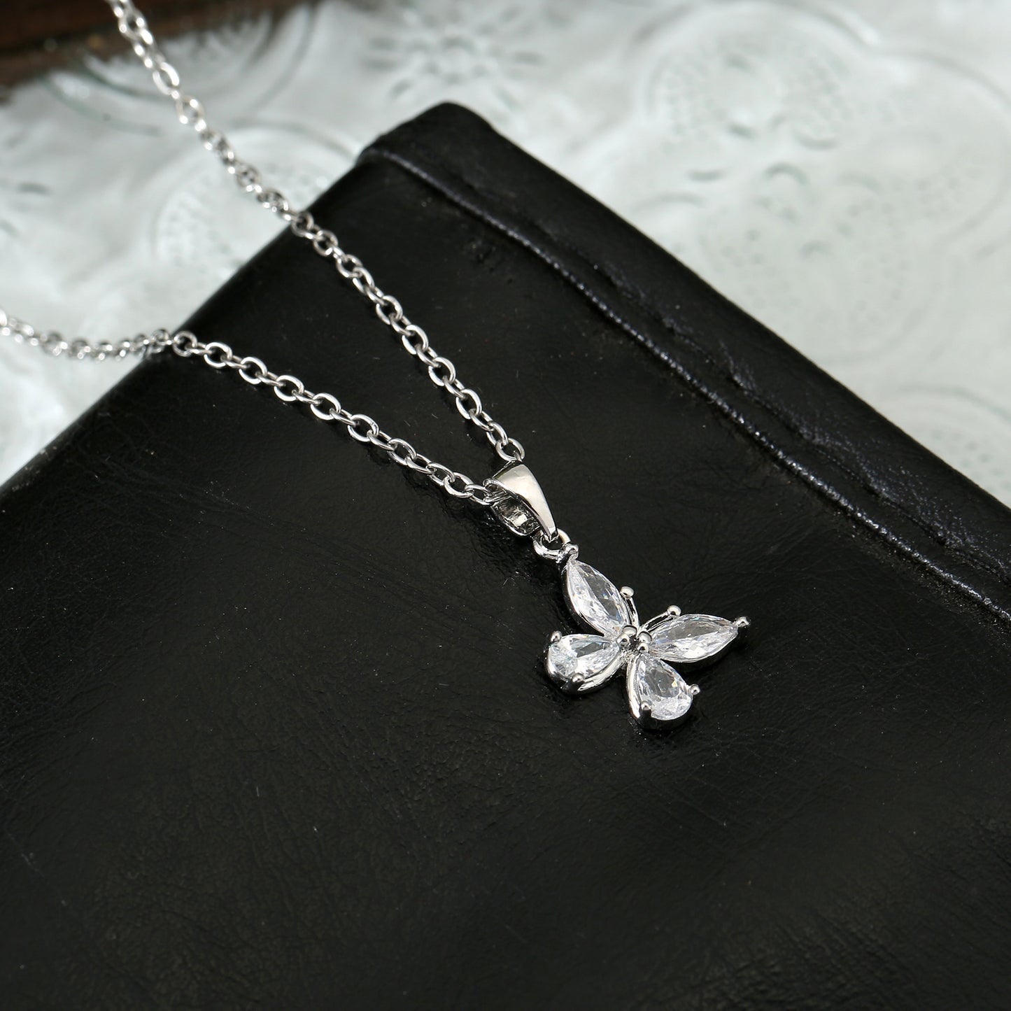Chains of Love — Niche Light Luxury Collarbone Chain