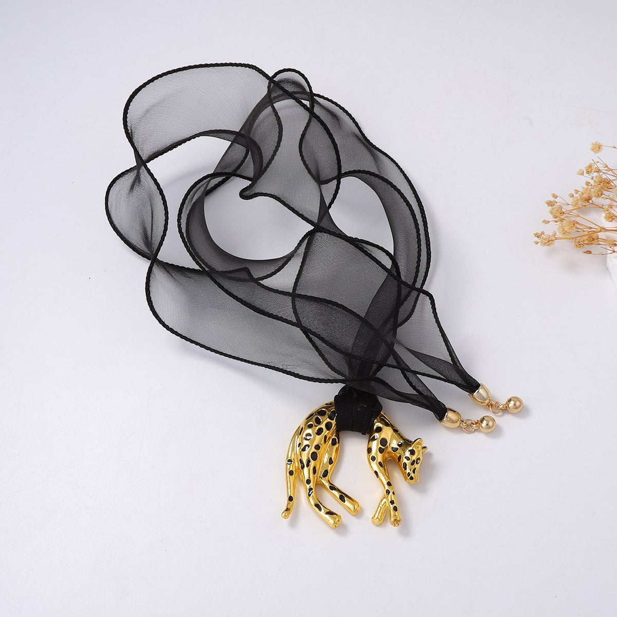 Ribbon & Rouged — Exaggerated Ribbon-Laced Necklace, Euro-American Style