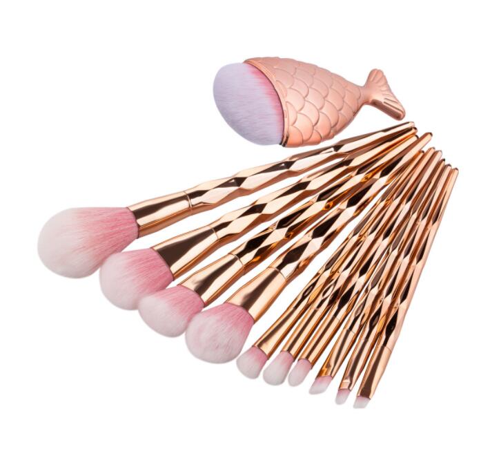 Diamond Dazzle — 1pc Fish Shape Makeup Brush