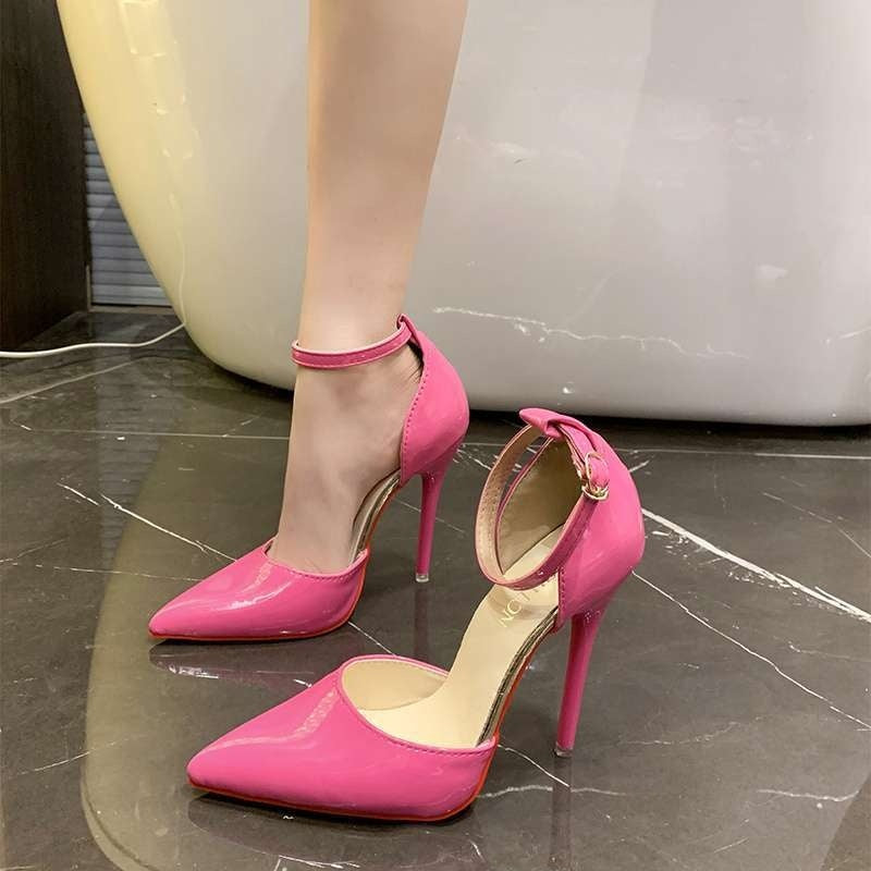 Cover Story — Large Size Covered-Toe One-Strap Sandals