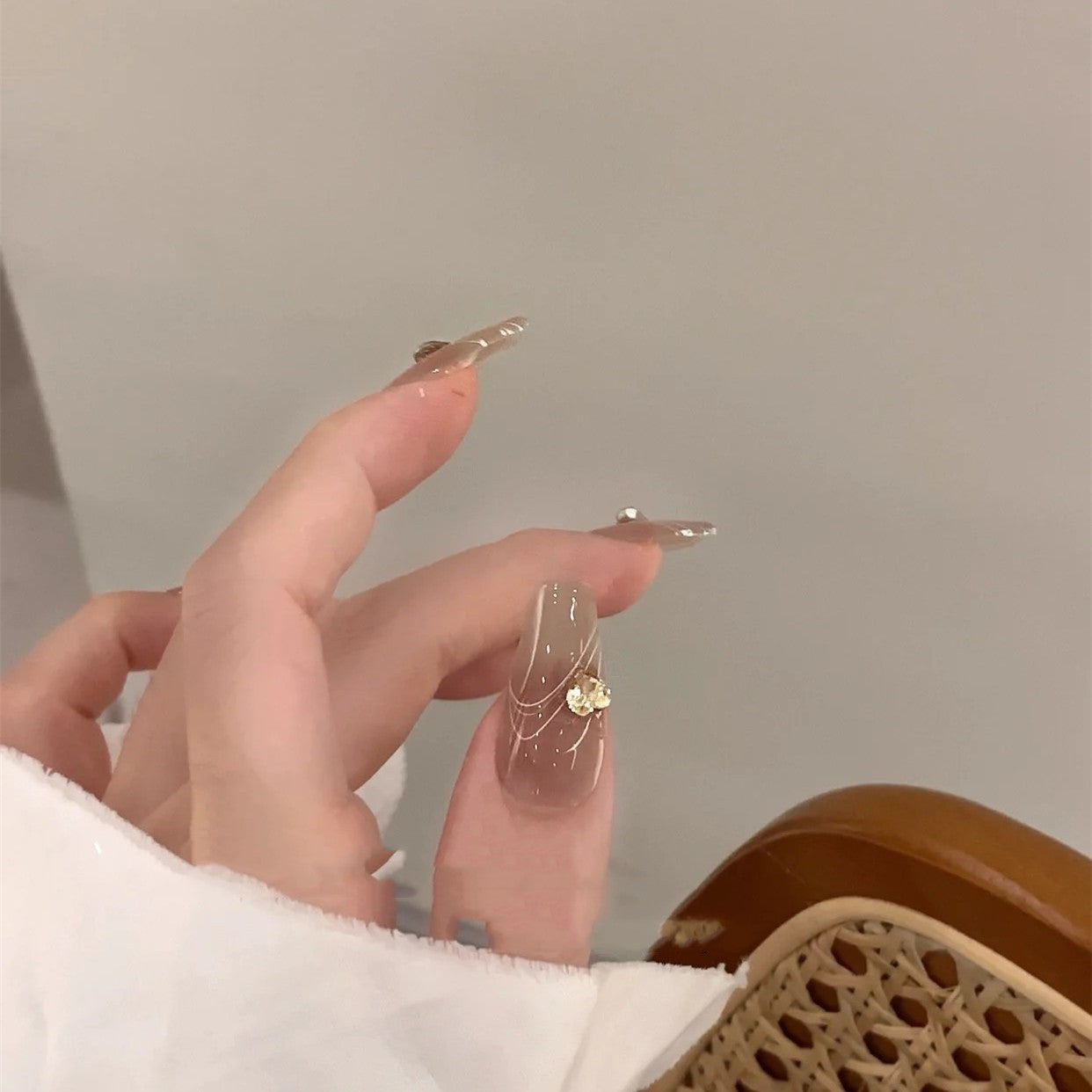 Bubbly Tips — Champagne & Astringent Fake Nails